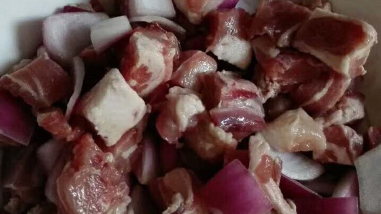 孜然羊肉粒,<a style='color:red;display:inline-block;' href='/shicai/ 10245'>羊腿肉</a>、半个<a style='color:red;display:inline-block;' href='/shicai/ 29'>洋葱</a>切成小块拌匀用盐腌20分钟。