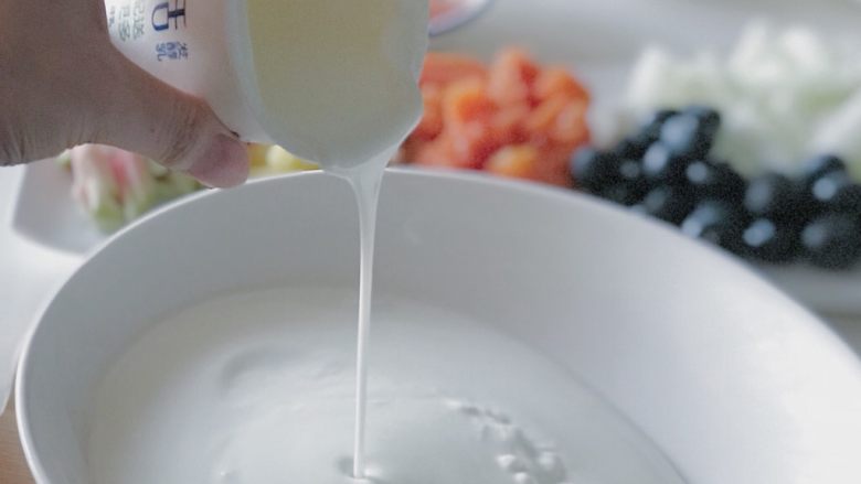 酸奶水果花环,食材处理三:酸奶水果花环制作
酸奶倒入盘子