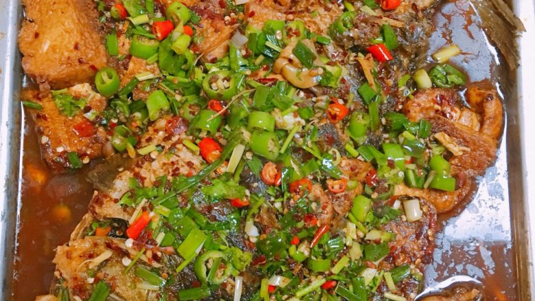 红烧鲤鱼,最后把鱼和豆腐先起锅,锅内留少许汤汁,把青红椒和葱香菜下锅烫一下浇在鱼上就可以了