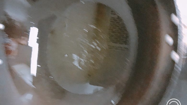 红烧鲤鱼,油热后把炒锅转圈,让锅内沾满油