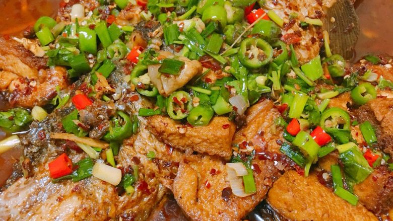 红烧鲤鱼,汤红鱼嫩,就连豆腐也相当入味呢!