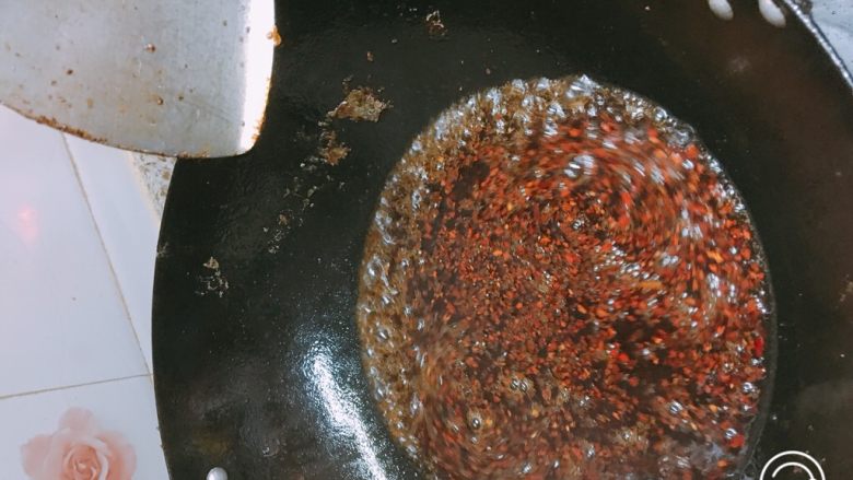 红烧鲤鱼,把豆腐捞出后火调至最小,这时依次下剁辣椒、辣椒面、老抽和生抽,炒匀后倒两饭碗的水