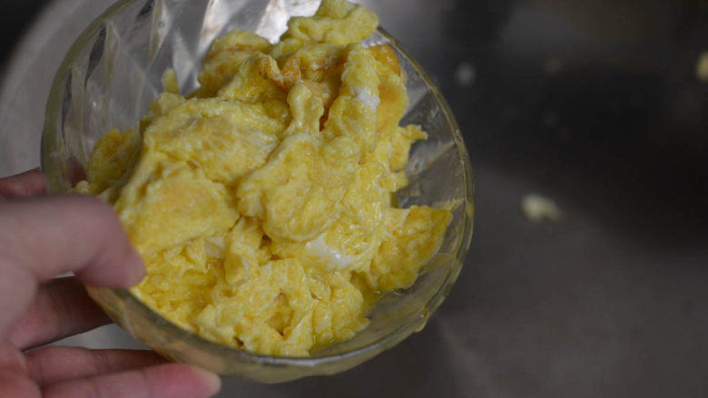 黑木耳西葫芦炒蛋,美容美颜家常菜,将蛋块出锅。