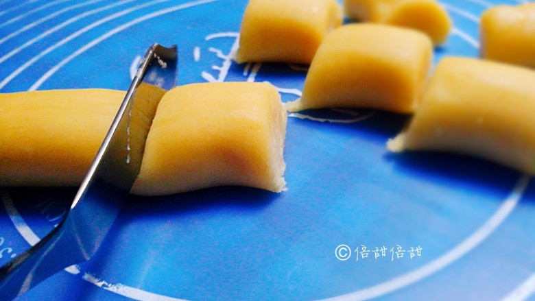 万圣节女巫手指饼干,切成大约20g的剂子