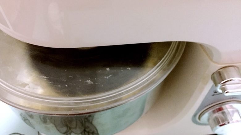 奶油面包,先用一档慢速和面一分钟再转三档快速和面,直到机器自动停止。(共15分钟)