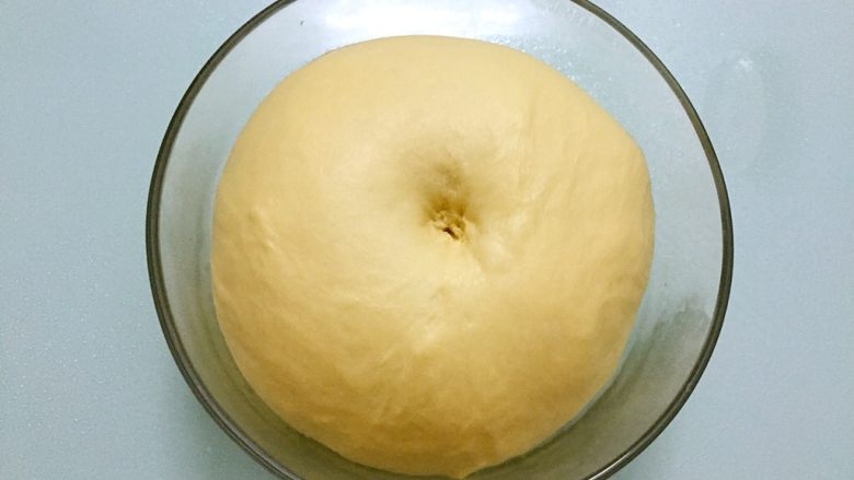 奶油面包,手指沾水或面粉戳一小洞,不反弹不回缩即发酵成功