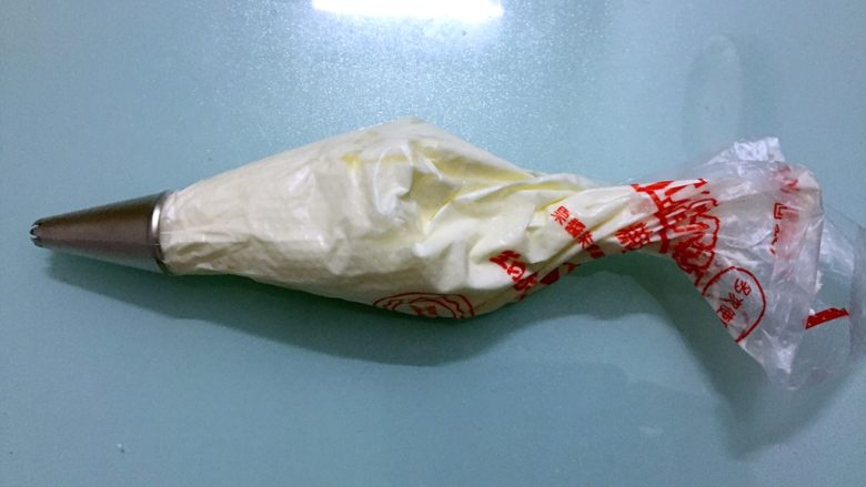 奶油面包,裱花袋中装入裱花嘴,再装入奶油