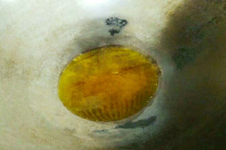 酸辣藕丁,起锅烧热,倒适量的<a style='color:red;display:inline-block;' href='/shicai/ 848'>菜籽油</a>。