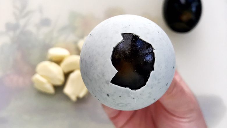 擂椒皮蛋,皮蛋轻松剥皮小窍门:皮蛋小头剥开一个小口、大头剥开一圈,对着小口吹气,皮蛋就完美的脱落喽