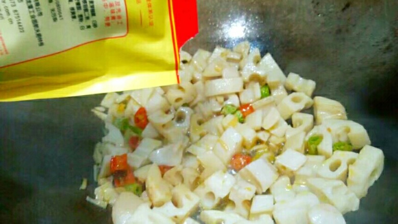 酸辣藕丁,藕丁炒两分钟,加少许<a style='color:red;display:inline-block;' href='/shicai/ 756'>鸡精</a>。