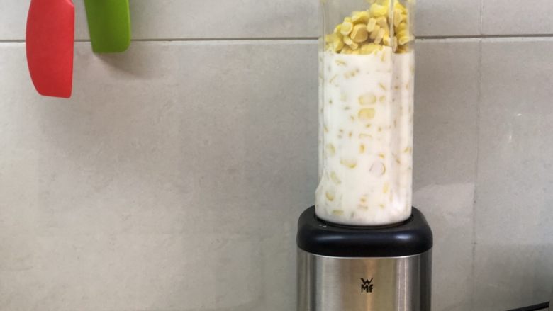 玉米渣渣,装入机器中,卡口装入槽内并拧紧