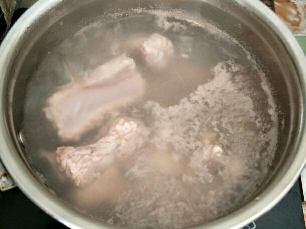 黑酱油+家常糖醋排骨,冷水入锅煮开,冲洗干净浮沫