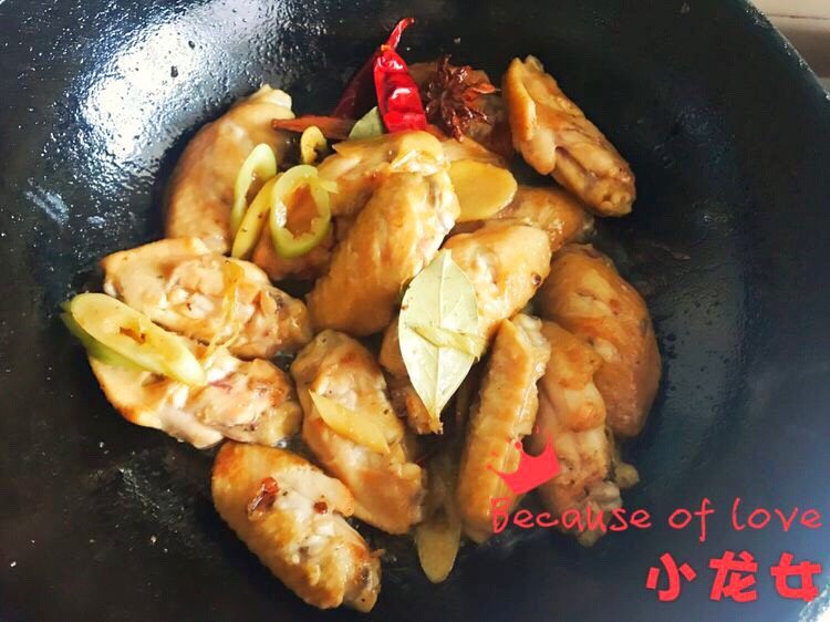 黑酱油+可乐鸡翅
,放入鸡翅翻炒,多翻动,注意别粘锅