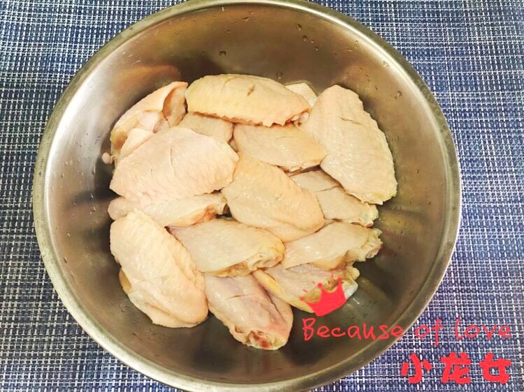 黑酱油+可乐鸡翅
,把<a style='color:red;display:inline-block;' href='/shicai/ 4983'>鸡翅中</a>洗净,正反面划几下