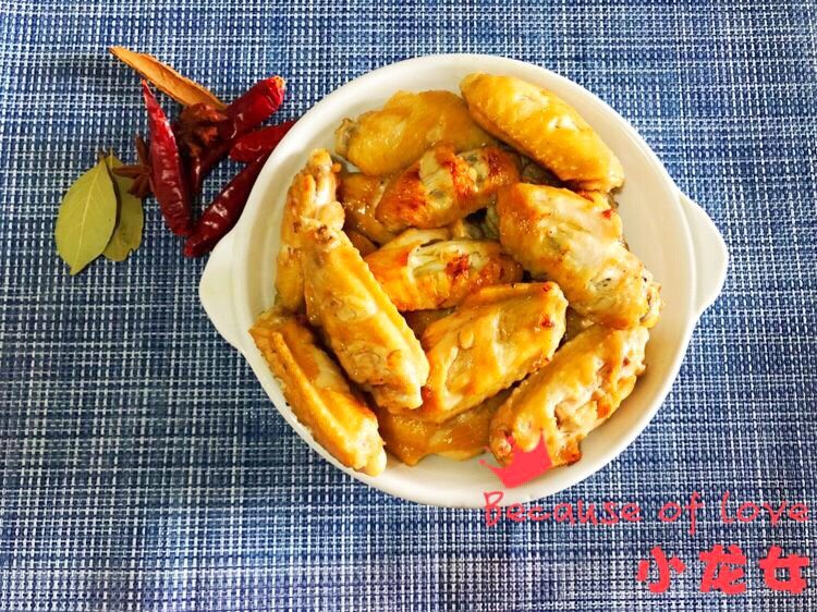 黑酱油+可乐鸡翅
,多放些油,放葱花,把鸡翅煎至两面金黄