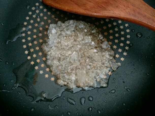 黑酱油+家常糖醋排骨,热锅加入两勺油,下入冰糖小火炒糖色