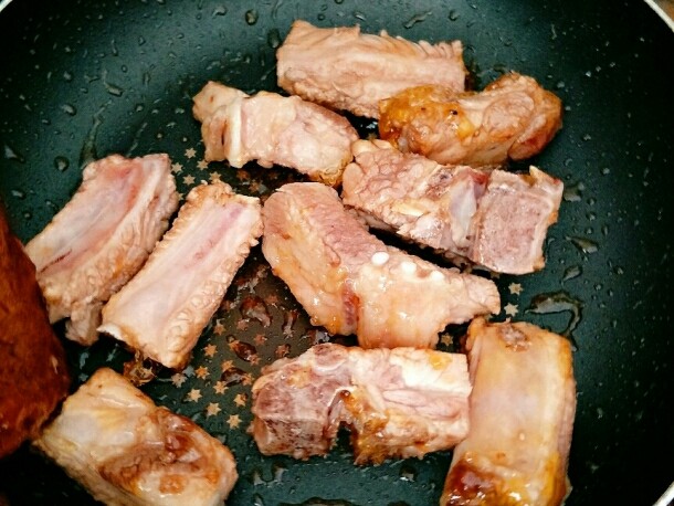 黑酱油+家常糖醋排骨,迅速倒入排骨翻炒,均匀的裹上糖色