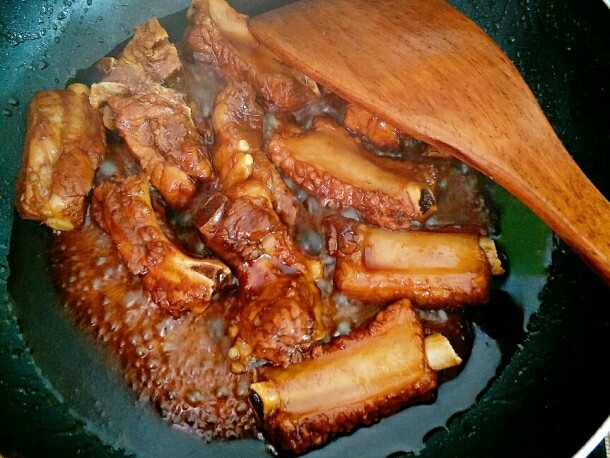 黑酱油+家常糖醋排骨,焖熟之后加入适量盐大火收汁