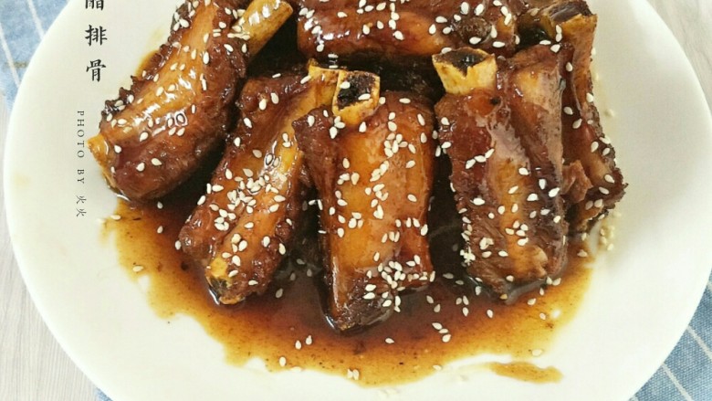黑酱油+家常糖醋排骨,出锅撒上适量芝麻