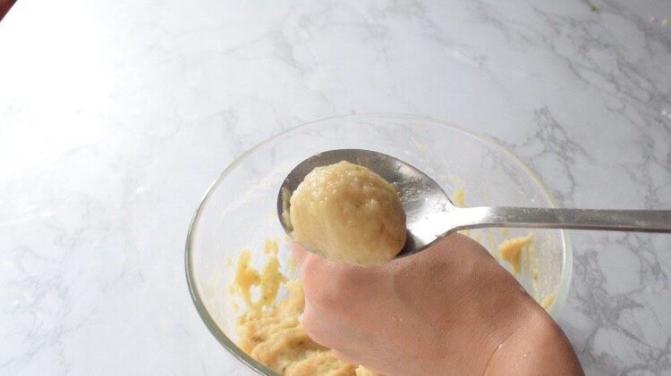 蒜香蜂蜜鸡球,用勺子刮下来