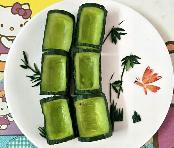 翠竹熊猫饭,用多余的黄瓜皮剪出叶子装饰,用虾尾做了一只蝴蝶