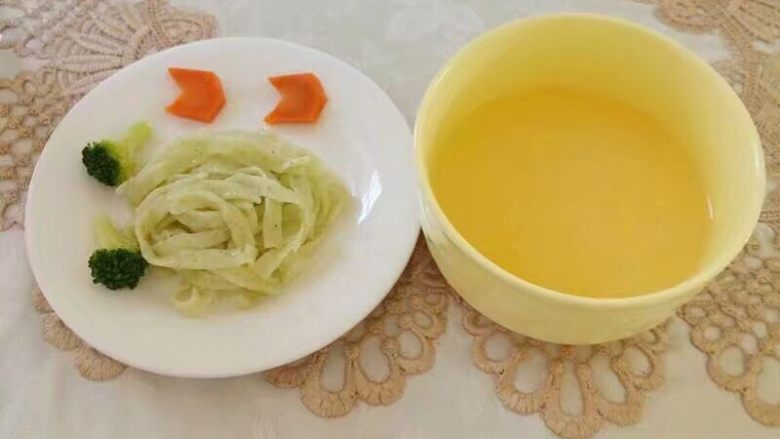 青菜面,面条里点上几滴<a style='color:red;display:inline-block;' href='/shicai/ 851'>橄榄油</a>～配上煮熟的蔬菜和蛋黄汤营养棒棒哒～