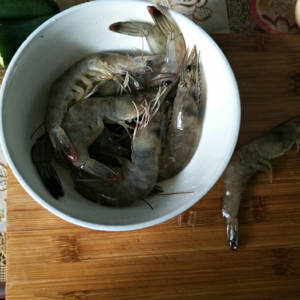翠竹熊猫饭,<a style='color:red;display:inline-block;' href='/shicai/ 291'>明虾</a>洗净去壳,挑去沙线