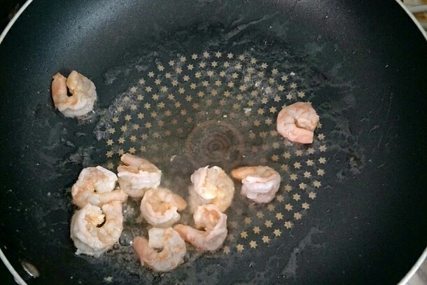 翠竹熊猫饭,锅里倒少量油,炒香虾仁
