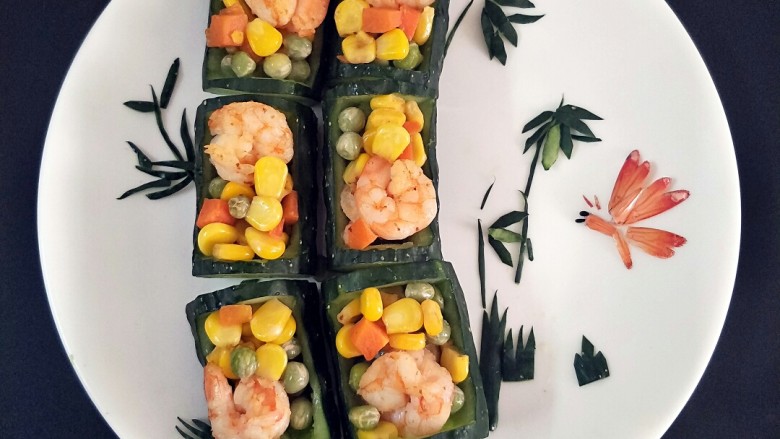 翠竹熊猫饭,把炒熟的虾仁装入黄瓜里