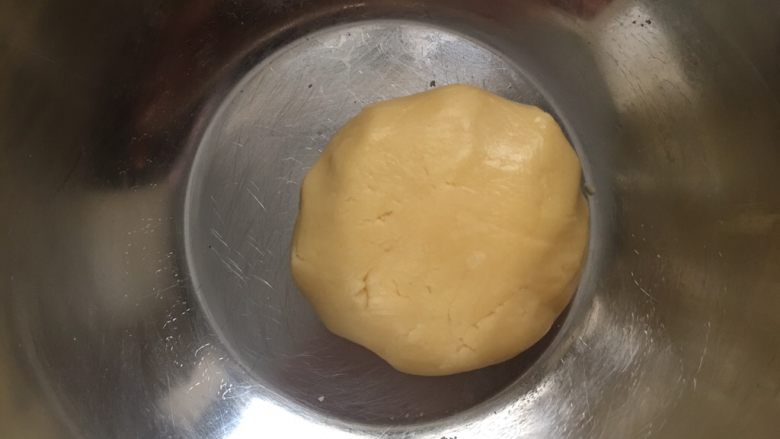 蛋黄纽扣饼干,用手揉成一个团,面团的状态略干