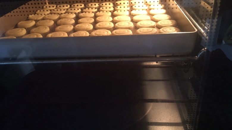 蛋黄纽扣饼干,烤箱150度15分钟,表面呈金黄色即可(温度只是个参考,根据自己烤箱温度来)