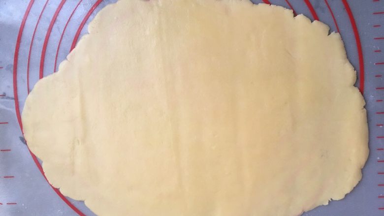 蛋黄纽扣饼干,将面团放在硅胶垫上,擀成3cm面片
