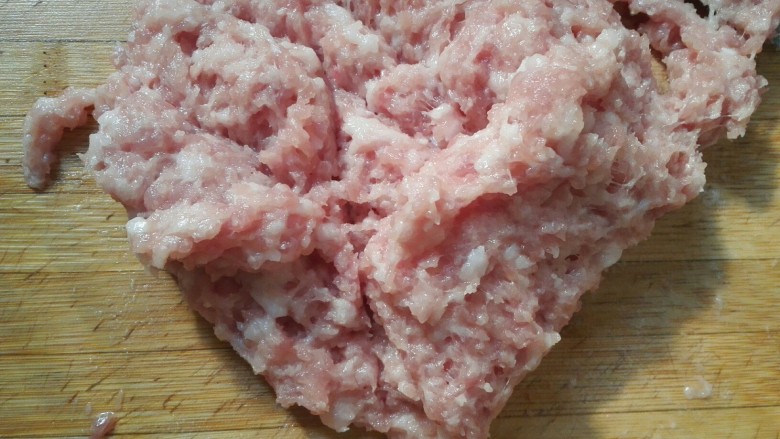 萝卜肉卷,猪肉剁成<a style='color:red;display:inline-block;' href='/shicai/ 5353'>肉馅</a>(实际只用了这里差不多一半肉末)。