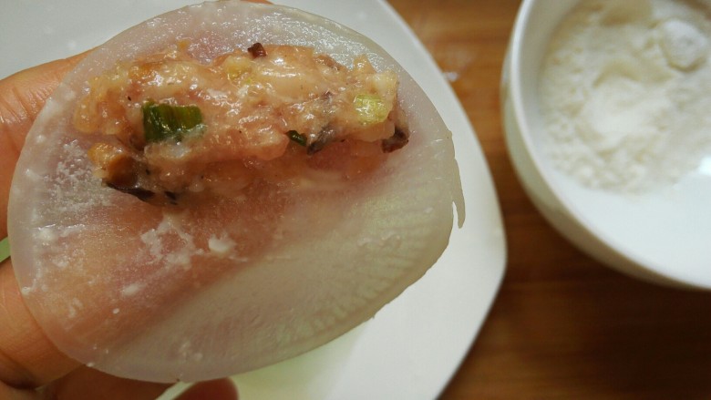 萝卜肉卷,取一片萝卜片,摸一点点<a style='color:red;display:inline-block;' href='/shicai/ 519'>面粉</a>(起到粘合作用),放入适量肉馅(注意不要贪心,肉馅不能放太多)。