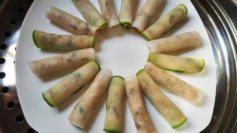 萝卜肉卷,把卷好的萝卜卷放入蒸锅大火蒸15~20分钟左右。