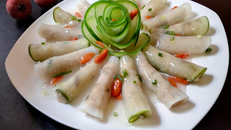 萝卜肉卷,味道出锅后可以用淀粉勾一点点薄芡浇在上面,也可以直接吃。