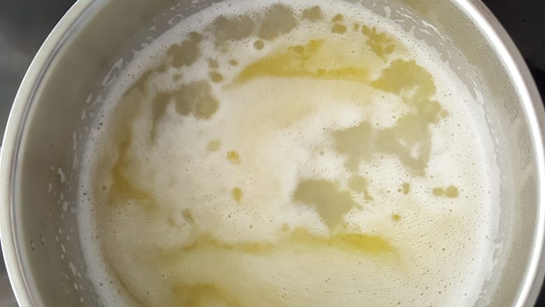 乳酪泡芙(gougères)(法语),在平底锅里加入水,牛奶,黄油和盐,加热。