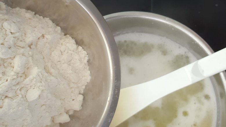 乳酪泡芙(gougères)(法语),用刮刀大力搅拌。
