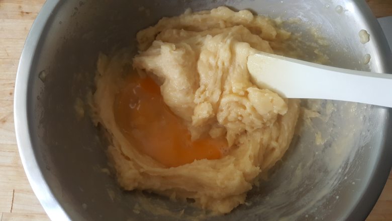 乳酪泡芙(gougères)(法语),边搅拌边慢慢加入鸡蛋。