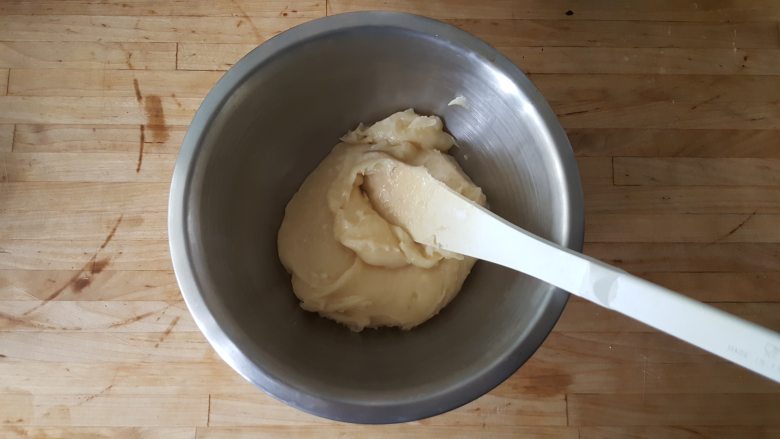 乳酪泡芙(gougères)(法语),把它移入色拉盆。