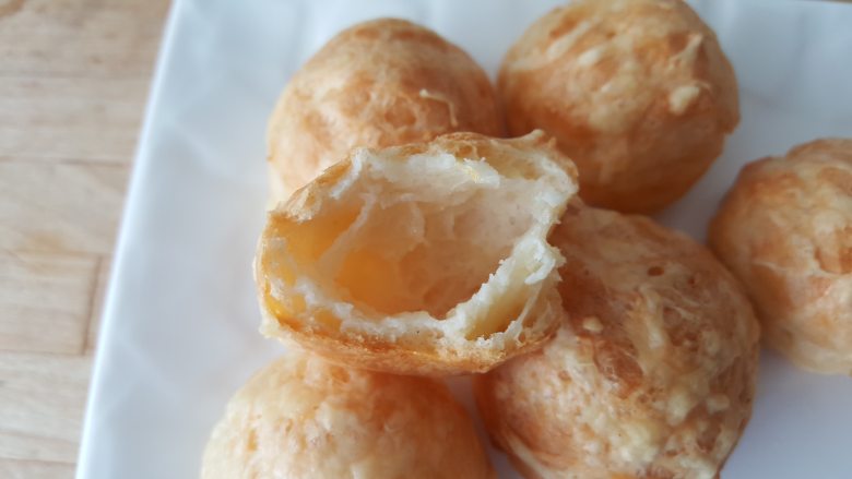 乳酪泡芙(gougères)(法语),立即端上享用。