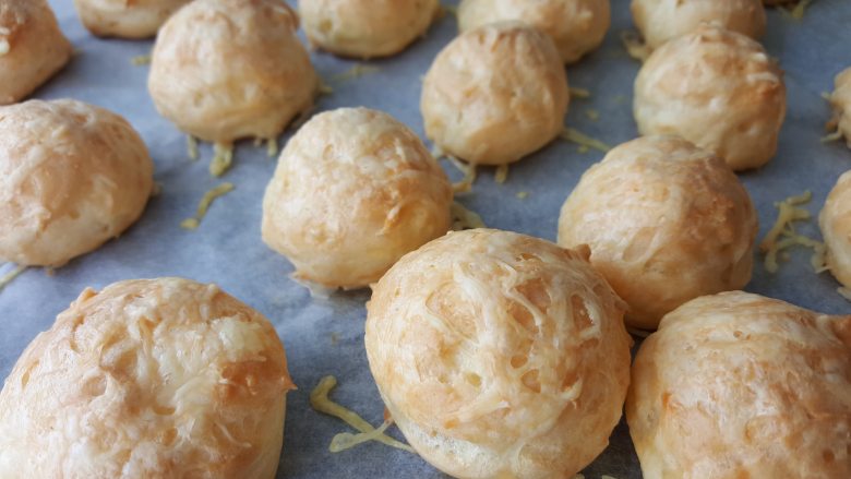 乳酪泡芙(gougères)(法语),烤20分钟。