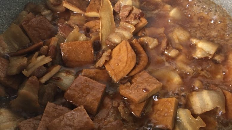 黑酱油+豆干炒肉,加入50毫升水,大火翻炒三分钟至菜上色