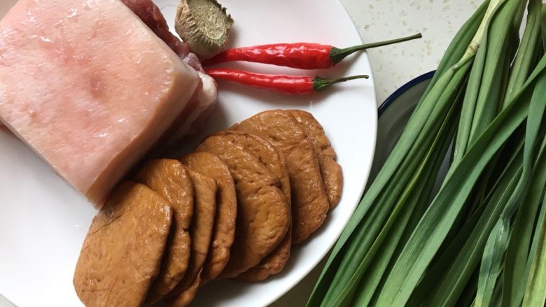 黑酱油+豆干炒肉,准备食材