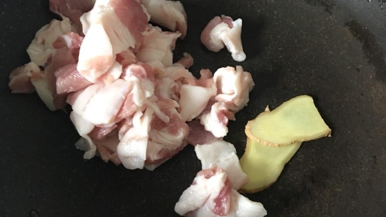 黑酱油+豆干炒肉,冷锅中直接放入肉片和姜片