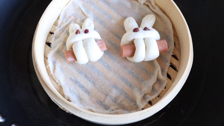 兔子馒头,冷水上锅,蒸8-10分钟关火继续焖3-5分钟开盖即可