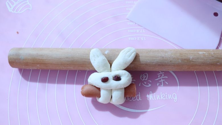 兔子馒头,红豆点缀眼睛,兔耳朵压出纹路,全部做好二次发酵大约10分钟