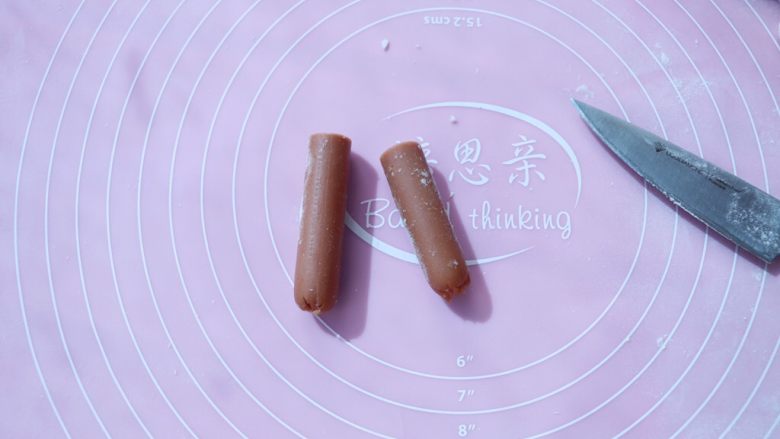 兔子馒头,提前准备好火腿肠,对半切开