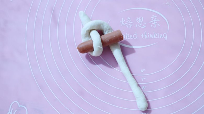兔子馒头,白色面一端从中间穿过去(如图)
