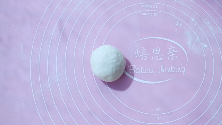 兔子馒头,下面开始制作兔子馒头啦;取一个小面团揉成光滑的圆形